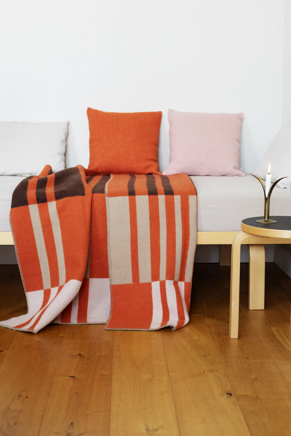 https://www.lapuankankurit.fi/sites/default/files/styles/extra_large/public/images/products/lapuankankurit_toffee_blanket_brown-orange_and_tupla_cushion_covers.jpg?itok=ZhahmOmA