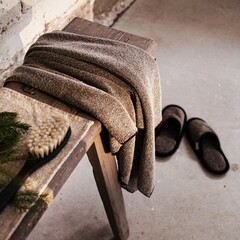 Lapuan Kankurit KIVI towel black-linen and ONNI slippers black-linen